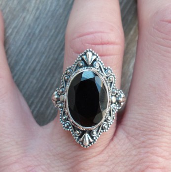 Zilveren ring gezet met facet zwarte Onyx bewerkte setting 17.5 